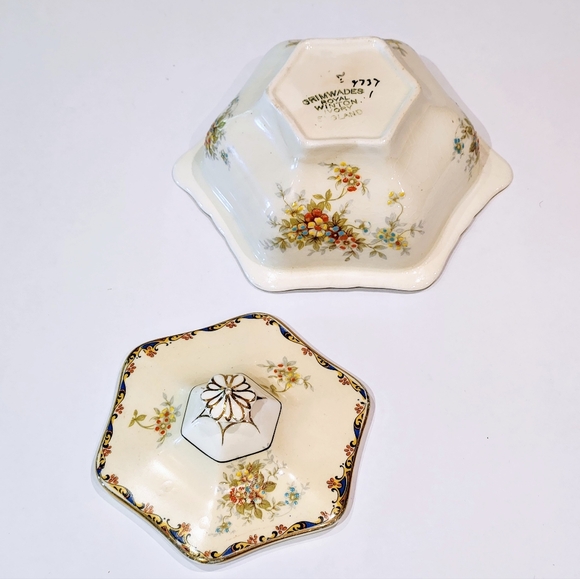 Antique Royal Winton creamer and sugar dish with lid. - Picture 6 of 11